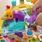⁦Play-Doh Fold & Go Playmat Starter Set بلاي دوه مجموعة حصيرة اللعب القابلة للطي والتنقل⁩ - الصورة ⁦3⁩