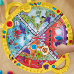 ⁦Play-Doh Fold & Go Playmat Starter Set بلاي دوه مجموعة حصيرة اللعب القابلة للطي والتنقل⁩ - الصورة ⁦2⁩