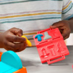 ⁦Play-Doh Stamp & Saw Tool Bench Playset بلاي دوه مقعد أداة المنشار والختم⁩ - الصورة ⁦4⁩