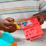 ⁦Play-Doh Stamp & Saw Tool Bench Playset بلاي دوه مقعد أداة المنشار والختم⁩ - الصورة ⁦4⁩