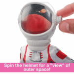 ⁦Barbie 65th Anniversary Doll with 10 Accessories – Astronaut Set دمية باربي – الذكرى الـ65 مع 10 قطع إكسسوارات | إصدار رائدة الفضاء⁩ - الصورة ⁦5⁩