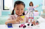 ⁦Barbie 65th Anniversary Doll with 10 Accessories – Astronaut Set دمية باربي – الذكرى الـ65 مع 10 قطع إكسسوارات | إصدار رائدة الفضاء⁩ - الصورة ⁦3⁩