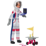 ⁦Barbie 65th Anniversary Doll with 10 Accessories – Astronaut Set دمية باربي – الذكرى الـ65 مع 10 قطع إكسسوارات | إصدار رائدة الفضاء⁩ - الصورة ⁦2⁩
