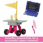 ⁦Barbie 65th Anniversary Doll with 10 Accessories – Astronaut Set دمية باربي – الذكرى الـ65 مع 10 قطع إكسسوارات | إصدار رائدة الفضاء⁩ - الصورة ⁦4⁩