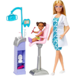 ⁦Barbie Careers Dentist Playset – Blonde Doll with Patient, Exam Chair & Accessories مجموعة باربي طبيبة الأسنان – دمية شقراء مع مريضة صغيرة وكرسي فحص وإكسسوارات⁩ - الصورة ⁦2⁩