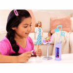 ⁦Barbie Careers Dentist Playset – Blonde Doll with Patient, Exam Chair & Accessories مجموعة باربي طبيبة الأسنان – دمية شقراء مع مريضة صغيرة وكرسي فحص وإكسسوارات⁩ - الصورة ⁦4⁩