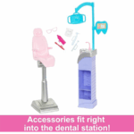 ⁦Barbie Careers Dentist Playset – Blonde Doll with Patient, Exam Chair & Accessories مجموعة باربي طبيبة الأسنان – دمية شقراء مع مريضة صغيرة وكرسي فحص وإكسسوارات⁩ - الصورة ⁦3⁩