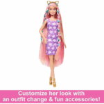 ⁦Barbie Fun & Fancy Set – Fashion Doll with Extra-Long Color-Streaked Hair & Styling Accessories مجموعة باربي المرح والأناقة – دمية أزياء بشعر طويل ملون وإكسسوارات تصفيف⁩ - الصورة ⁦5⁩
