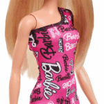 ⁦دمية باربي الأنيقة بشعر أشقر مستقيم وفستان وردي بكتف واحد وأحذية بطبعة الشعارBarbie Fashion Doll – Straight Blonde Hair with Pink One-Shoulder Dress & Logo-Print Shoes⁩ - الصورة ⁦2⁩