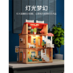 ⁦Luxury 3-Floor Doll House with Lights – Large Building Set (246PCS) فيلا الأحلام الفاخرة من 3 طوابق مع إضاءة – بيت دمى كبير (246 قطعة)⁩ - الصورة ⁦3⁩