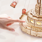 ⁦ROKR Swing Ride 3D Wooden Music Box with LED – Rotating Carousel لعبة الأرجوحة الدوّارة الموسيقية ثلاثية الأبعاد – DIY مضيئة⁩ - الصورة ⁦6⁩