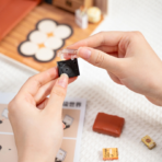 ⁦Rolife Cozy Living Lounge – Super Creator Miniature House DW007 مجسم غرفة جلوس مريحة ثلاثي الأبعاد – DIY للكبار⁩ - الصورة ⁦3⁩