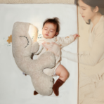 ⁦SchlafGut Smart Whale – Baby Soothing Sleep Plush حوت النوم الذكي للأطفال – لعبة مهدئة للرضع مع صوت وضوء⁩ - الصورة ⁦2⁩