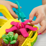 ⁦Play-Doh Blooming Flowers Playset بلاي دو مجموعة حديقة الزهور الإبداعية⁩ - الصورة ⁦6⁩