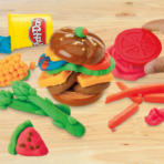⁦Play-Doh Grill Fun Playset بلاي دو مجموعة الشواء والبرغر الممتعة⁩ - الصورة ⁦4⁩