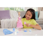 ⁦Disney Princess Cinderella 2-in-1 Stories Fashion Doll Playset دمية الأميرة سندريلا 2 في 1 من ديزني مع أزياء وإكسسوارات متنوعة⁩ - الصورة ⁦2⁩