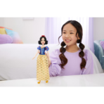 ⁦Disney Princess Snow White Fashion Doll with Black Hair, Brown Eyes & Hair Accessory اسم المنتج بالعربي: دمية الأميرة سنو وايت من ديزني بشعر أسود وإكسسوارات شعر⁩ - الصورة ⁦3⁩