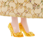 ⁦Disney Princess Snow White Fashion Doll with Black Hair, Brown Eyes & Hair Accessory اسم المنتج بالعربي: دمية الأميرة سنو وايت من ديزني بشعر أسود وإكسسوارات شعر⁩ - الصورة ⁦4⁩