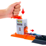 ⁦Hot Wheels City Gorilla Attack Playset هوت ويلز سيتي – تحدي هجوم الغوريلا⁩ - الصورة ⁦3⁩