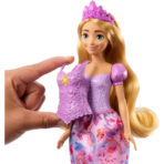 ⁦Mattel Disney Princess Rapunzel 2-in-1 Stories Fashion Doll Playset with 9 Accessories دمية الأميرة رابونزل 2 في 1 من ديزني ماتيل – أزياء وإكسسوارات⁩ - الصورة ⁦4⁩