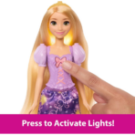 ⁦Mattel Disney Princess Rapunzel Fashion Doll with Light-Up Hair, Pascal Figure & 7 Styling Accessories دمية الأميرة رابونزل من ديزني ماتيل – شعر مضيء وإكسسوارات تصفيف⁩ - الصورة ⁦4⁩