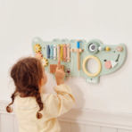 ⁦TOOKY TOY Crocodile Activity Wall – TP552 لوحة الأنشطة الخشبية على شكل تمساح⁩ - الصورة ⁦4⁩