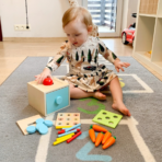 ⁦TOOKY TOY Montessori Wooden Coin Box with Drawer & 4 Inserts – TK320 صندوق مونتيسوري خشبي بدرج و4 أنشطة تعليمية⁩ - الصورة ⁦3⁩