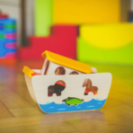 ⁦TOOKY TOY Wooden Ark Shape Sorter – 18 pcs TKC304 سفينة خشبية تعليمية لفرز الأشكال – 18 قطعة⁩ - الصورة ⁦2⁩