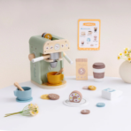 ⁦TOOKY TOY Wooden Coffee Shop Set TJ269 – طقم مقهى القهوة الخشبي من توكي توي⁩ - الصورة ⁦3⁩