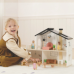 ⁦TOOKY TOY Wooden Dollhouse with Accessories & Family – 20 Pcs TP548 توكي توي – بيت دمى خشبي مع إكسسوارات وعائلة – 20 قطعة⁩ - الصورة ⁦2⁩