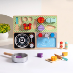 ⁦TOOKY TOY Wooden Kitchen Play Set TJ453 – طقم المطبخ الخشبي التفاعلي من توكي توي⁩ - الصورة ⁦2⁩