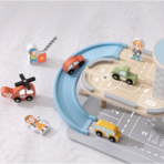 ⁦TOOKY TOY Wooden Multi-Storey Car Garage – TP532 مرآب سيارات خشبي متعدد الطوابق مع إكسسوارات⁩ - الصورة ⁦3⁩